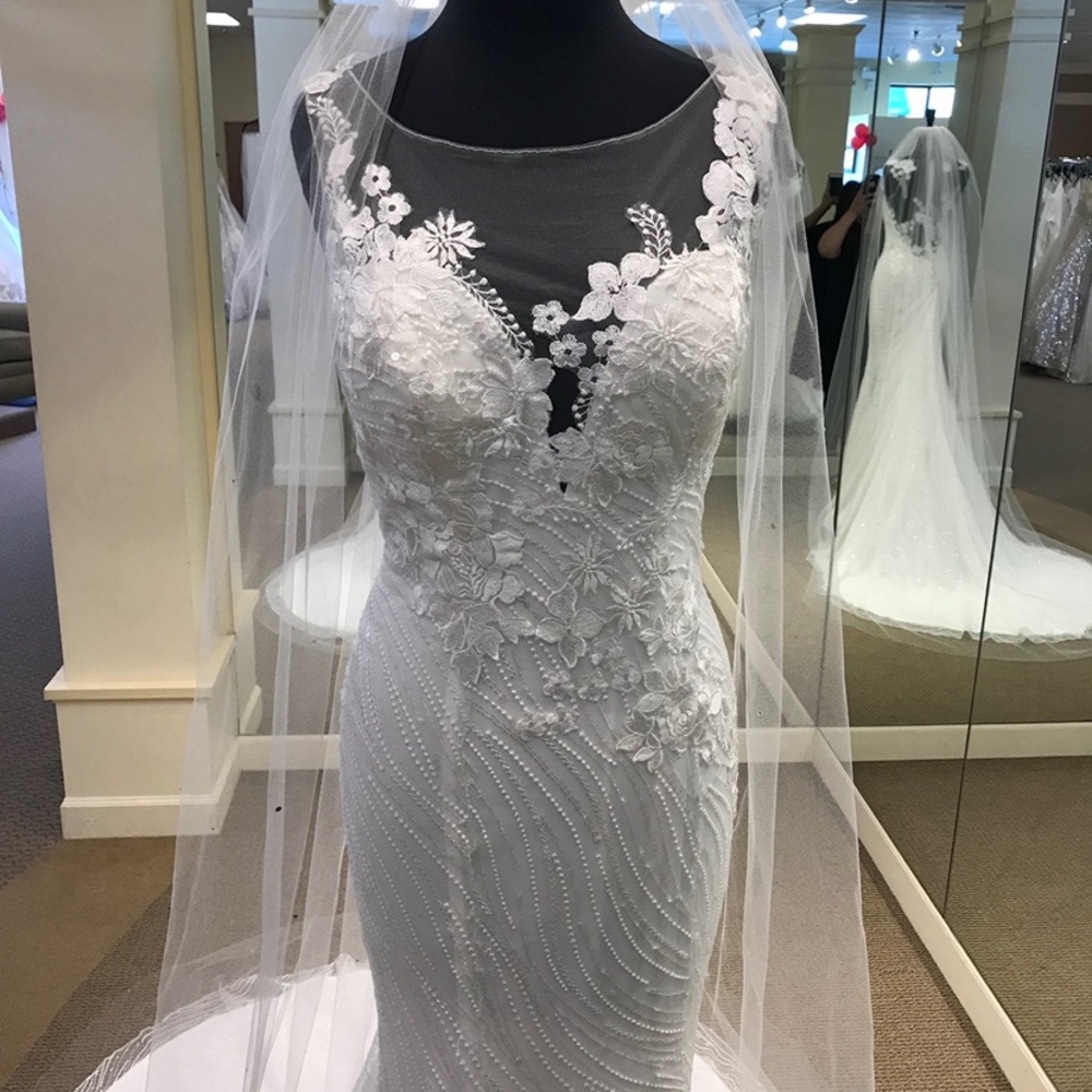 NEVER WORN, UNALTERED Casablanca Wedding Dress Style 2341 in Ivory.